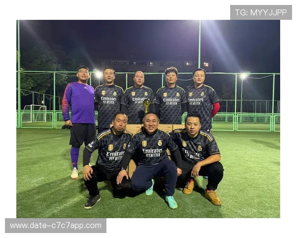 身高一米七多的足球球星是谁 他在球场上如何展现自己的独特魅力